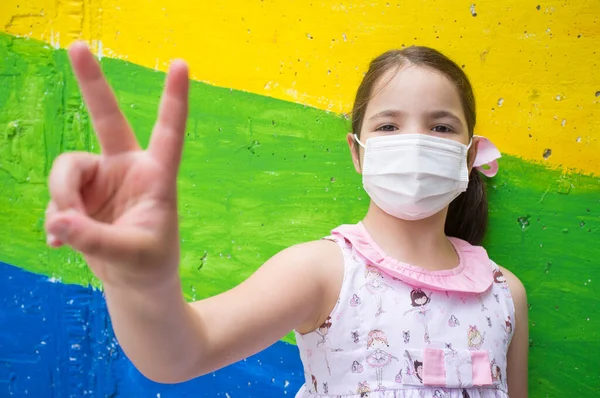 Menina Ergue Dois Dedos Para Vitória Sobre Covid Pandemia Bloco — Fotografia de Stock