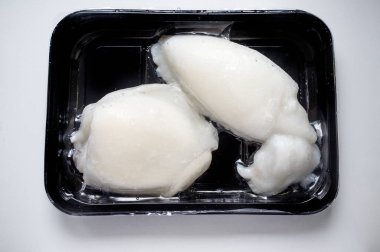 Bir tepsi donmuş mürekkep balığı. Tepeden çekim