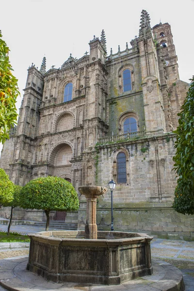 Plasencia Cathedrale Du Jardin D Orangers Espagne Contour Batiment Stock Photo
