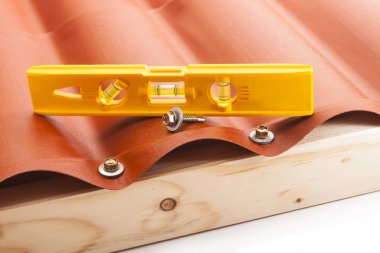 Bağlama ve seviye vidaları ile polikarbonat çatı döşeme