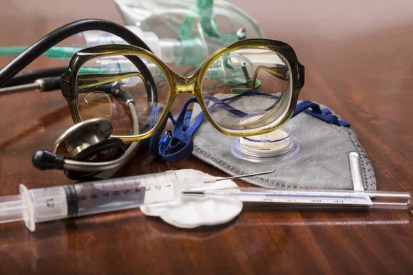 Bril Masker Thermometer Spuit Met Medicijn Tafel — Stockfoto