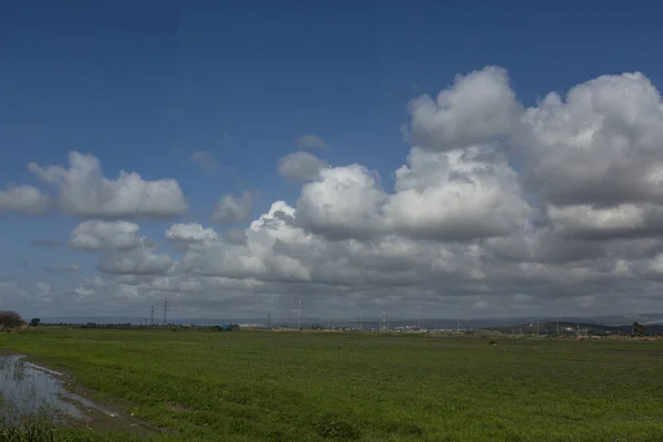 Nuvens Primavera Flutuando Baixo Sobre Campo Verde — Fotografia de Stock