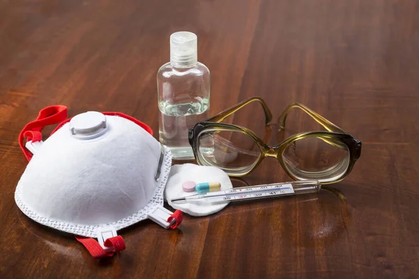 Masker Thermometer Medicijn Alcoholgelei Bejaardenbril Tafel — Stockfoto