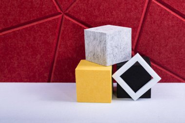 Kırmızı arkaplanda polyesterden yapılmış, sarı, gri ve beyaz renkler