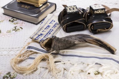 Talit ve Shofar, tefillin, dua için kitaplar.