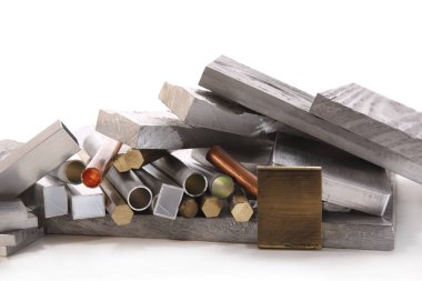 Alüminyum profiller, bronz çubuklar, yığınla bakır tüpler.