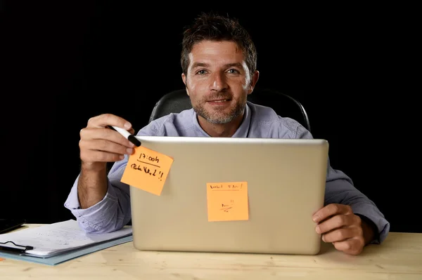 Retrato corporativo feliz empresário bem sucedido sorrindo na mesa de escritório trabalhando com computador portátil — Fotografia de Stock