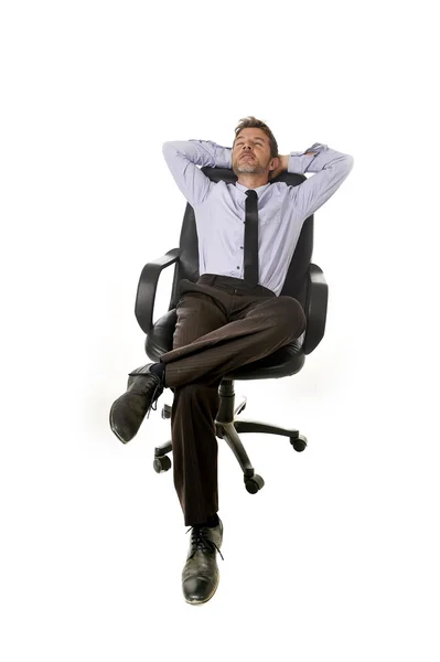 Jovem feliz atraente empresário inclinado relaxado sentado na cadeira de escritório isolado no branco — Fotografia de Stock