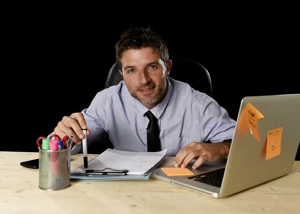 Corporate portret gelukkig succesvolle zakenman glimlachend op kantoor bureau werken met laptop computer — Stockfoto