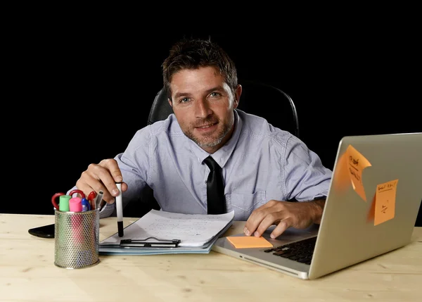 Retrato corporativo feliz exitoso hombre de negocios sonriendo en el escritorio de la oficina trabajando con ordenador portátil — Foto de Stock