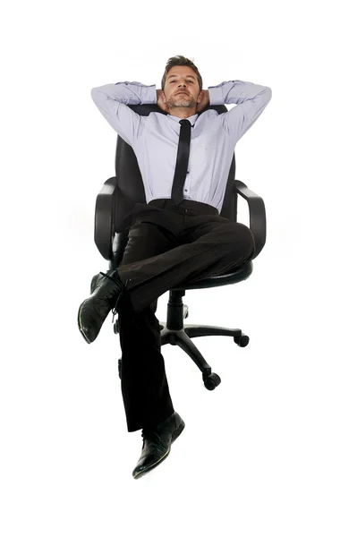 Молодой счастливый привлекательный бизнесмен опираясь расслабленной сидя на кресле офиса изолированы на белом — стоковое фото