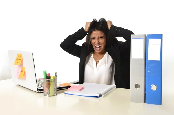 オフィスのコンピュータデスクで働くストレスに苦しむビジネスウーマンは必死に心配 — ストック写真