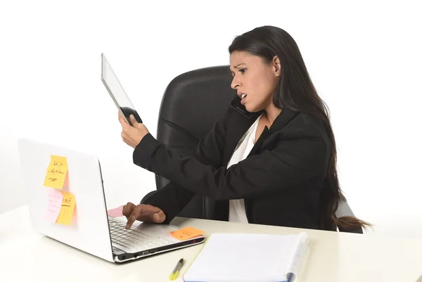 Busy businesswoman suffering stress working at office computer desk worried desperate — Stock Photo, Image