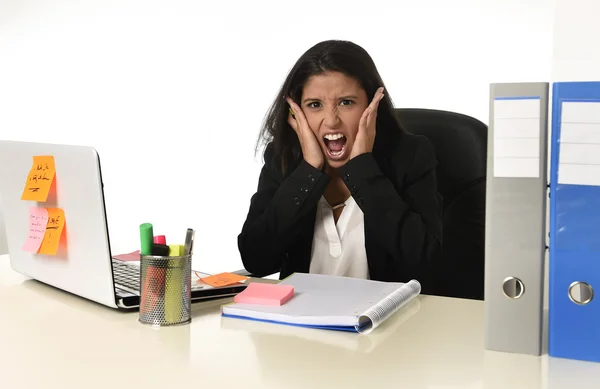 Mujer de negocios que sufre estrés trabajando en la oficina escritorio de la computadora preocupado desesperado —  Fotos de Stock