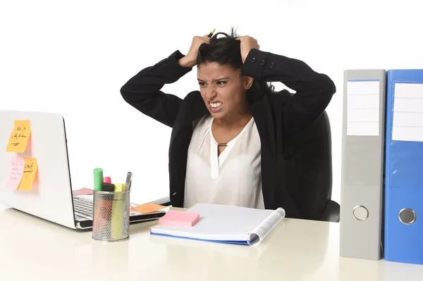 Donna d'affari che soffre di stress lavorando alla scrivania del computer ufficio preoccupato disperato — Foto Stock