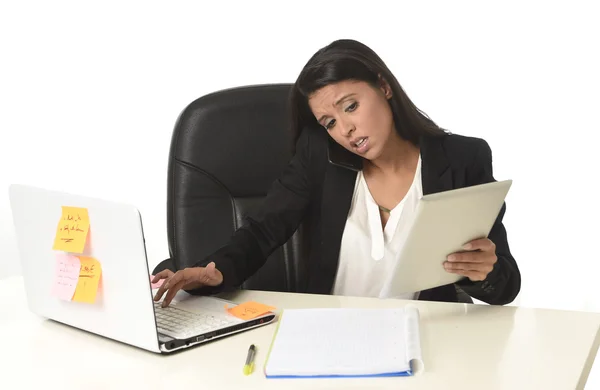 Busy businesswoman suffering stress working at office computer desk worried desperate — Stock Photo, Image