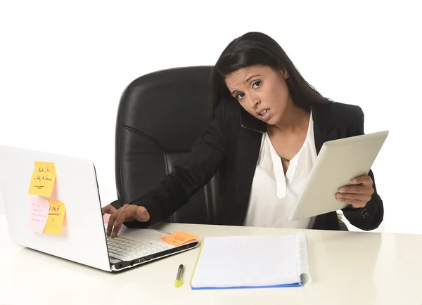 Busy businesswoman suffering stress working at office computer desk worried desperate — Stock Photo, Image