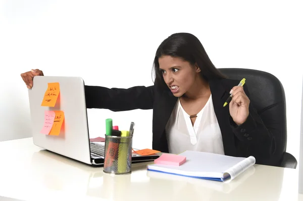 Деловая женщина страдает стрессом, работая в офисе компьютер стол волновался отчаянно — стоковое фото