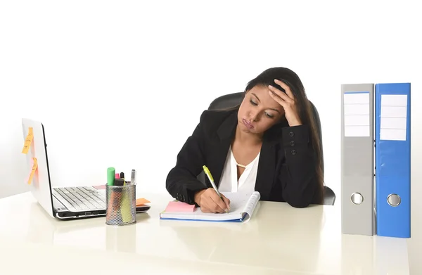 Zakenvrouw lijden stress werken bij kantoorcomputer Bureau bezorgd wanhopig — Stockfoto