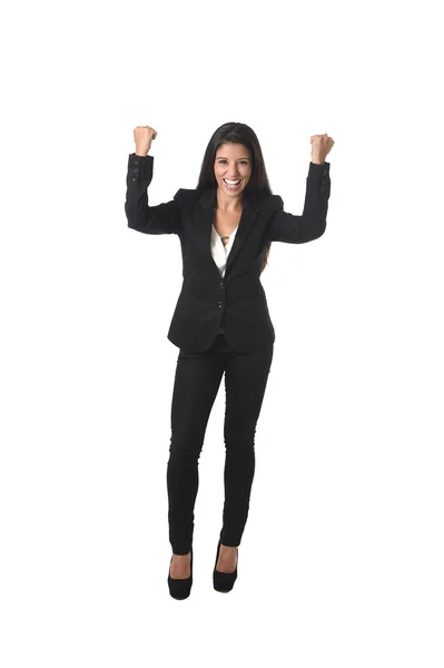 Mujer de negocios latina vistiendo traje formal de oficina sonriendo feliz levantamiento de brazos en victoria —  Fotos de Stock
