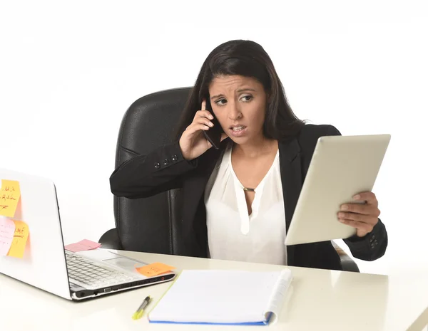 Drukke zakenvrouw lijden stress werken bij kantoorcomputer Bureau bezorgd wanhopig — Stockfoto