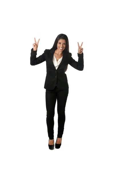 Latin businesswoman indossare ufficio abito formale sorridente felice alzando le mani nel segno della vittoria — Foto Stock