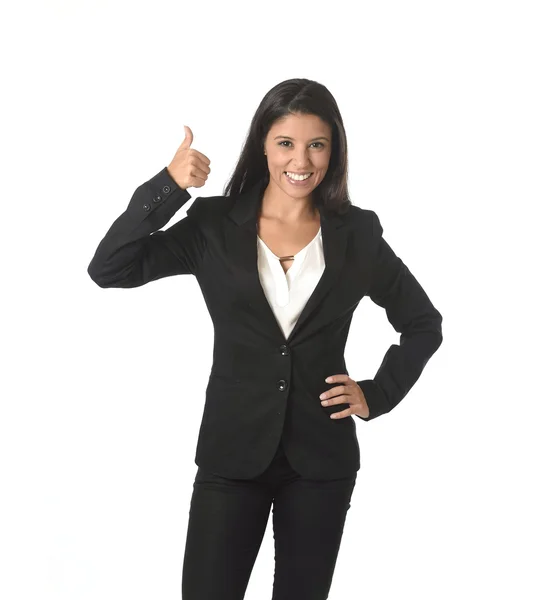 Корпоративный портрет молодой привлекательной латинской предпринимательницы в офисном костюме, улыбающейся счастливой — стоковое фото