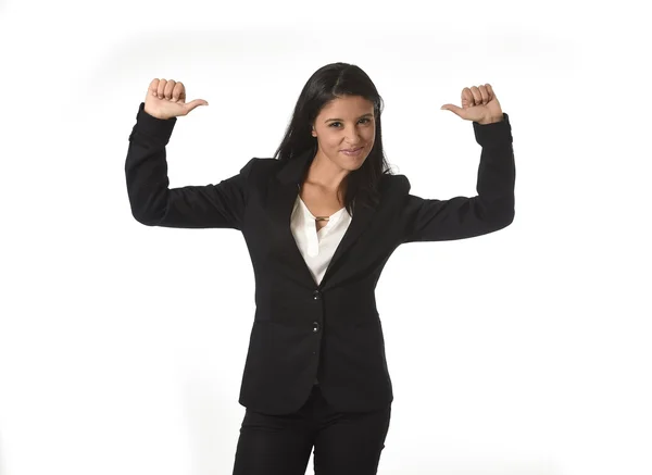 Unternehmensporträt einer jungen attraktiven lateinamerikanischen Geschäftsfrau im Büroanzug, die glücklich lächelt — Stockfoto