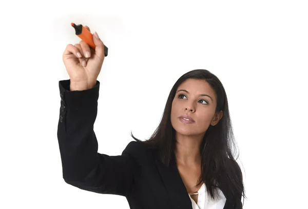 Latijnse zakenvrouw in Office pak schrijven met marker op onzichtbare virtueel scherm of bord — Stockfoto