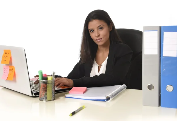 Atractiva mujer de negocios hispana sentada en el escritorio de la oficina trabajando en computadora portátil sonriendo feliz — Foto de Stock