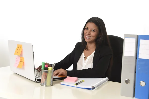 Ελκυστικός Ισπανόφωνος επιχειρηματίας που κάθεται στο γραφείο που εργάζεται στον υπολογιστή φορητό υπολογιστή χαμογελά ευτυχισμένη — Φωτογραφία Αρχείου