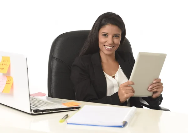 Латиноамериканская деловая женщина сидит за офисным компьютером стол улыбается счастливый с помощью цифрового планшета — стоковое фото