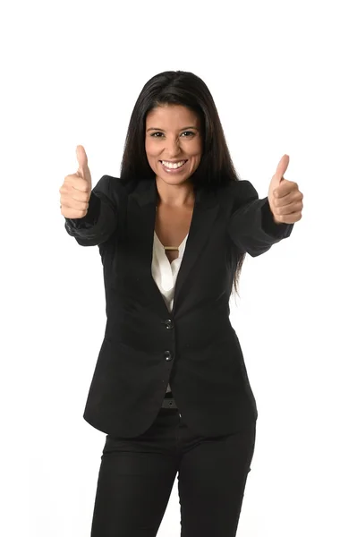 Ritratto aziendale di giovane attraente donna d'affari latina in abito da ufficio sorridente felice Immagine Stock