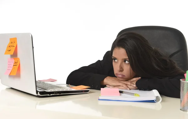 Entediado latina empresária trabalhando cansado no escritório computador secretária olhando esgotado — Fotografia de Stock