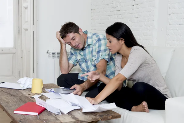 Jeune couple triste à la maison canapé salon calcul des dépenses mensuelles inquiet dans le stress — Photo