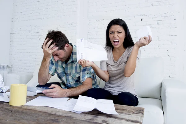 Joven triste pareja en casa sala de estar sofá calcular los gastos mensuales preocupados por el estrés —  Fotos de Stock