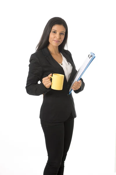 Корпоративный портрет молодой привлекательной латинской бизнесвумен счастливый холдинг папку и кофе — стоковое фото