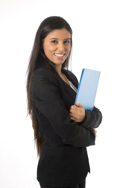 Корпоративный портрет молодой привлекательной латинской бизнесвумен счастливый холдинг папку изолированы белый фон — стоковое фото