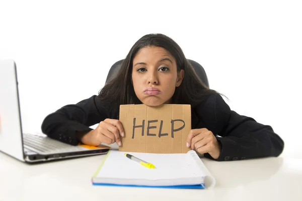 Jovem ocupado desesperado latina empresária segurando sinal de ajuda sentado na mesa de escritório em stress preocupado — Fotografia de Stock