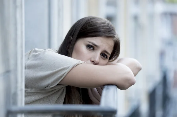 Wanita muda cantik yang sedih menderita depresi tampak khawatir dan terbuang di balkon rumah — Stok Foto