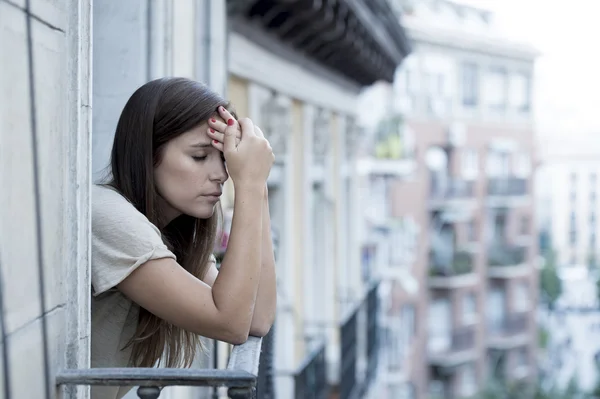 Joven triste hermosa mujer sufriendo depresión buscando preocupado y desperdiciado en casa balcón —  Fotos de Stock