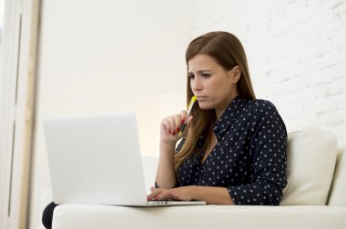 dizüstü bilgisayar ağ veya evde kanepe alışveriş online internet kullanan kadın