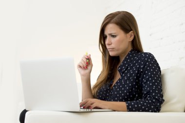 dizüstü bilgisayar ağ veya evde kanepe alışveriş online internet kullanan kadın