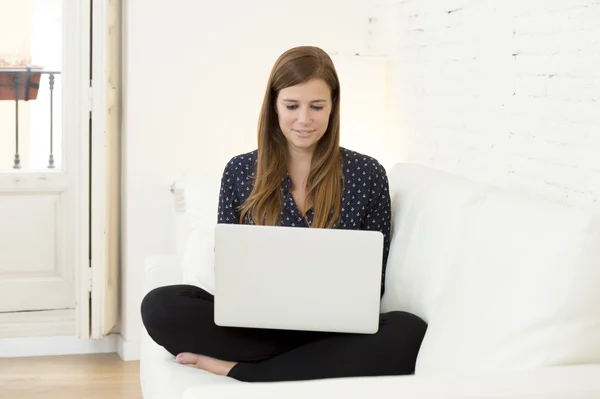 Glücklich schöne Frau in den 30er Jahren mit Laptop-Computer lächelnd Netzwerk zu Hause modernes Wohnzimmer entspannt — Stockfoto