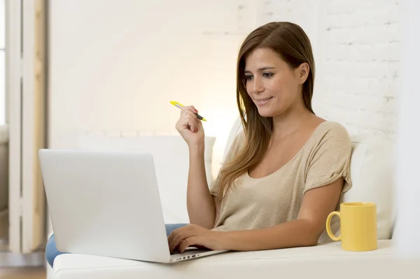 Joven hermosa mujer trabajando con ordenador portátil sonriendo feliz o haciendo compras en línea por Internet — Foto de Stock