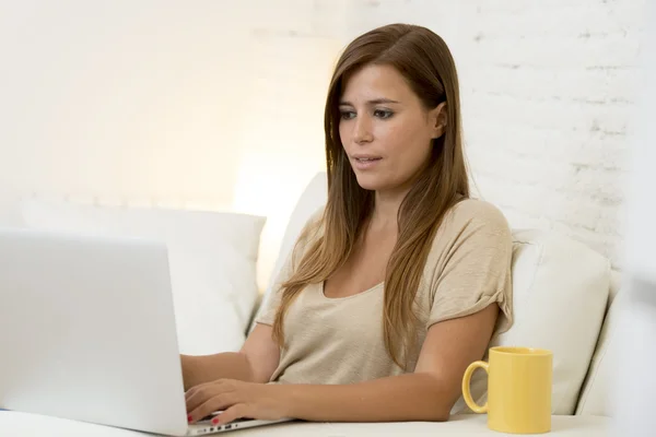 Wanita muda cantik bekerja dengan komputer laptop tersenyum bahagia atau melakukan belanja internet online — Stok Foto