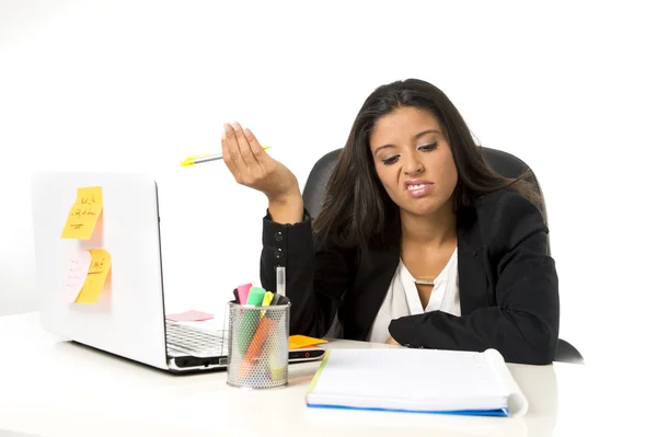 Atractiva mujer de negocios hispana o secretaria sufriendo crisis y dolor de cabeza en el estrés en la oficina —  Fotos de Stock
