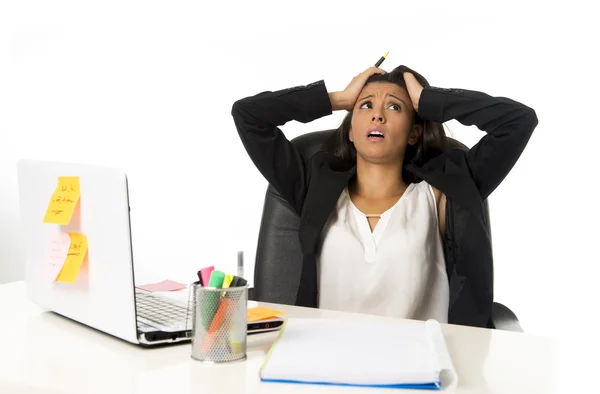 Attractive hispanic businesswoman or secretary suffering breakdown and headache in stress at office — ストック写真