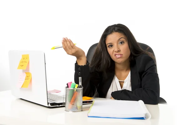 Attractive hispanic businesswoman or secretary suffering breakdown and headache in stress at office — Stockfoto