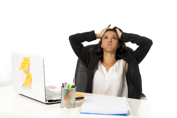 Attractive hispanic businesswoman or secretary suffering breakdown and headache in stress at office — Stock fotografie